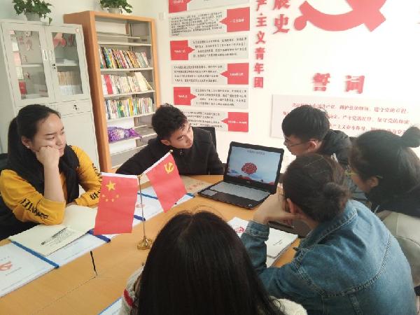 支部党员与积极分子正在积极进行比赛