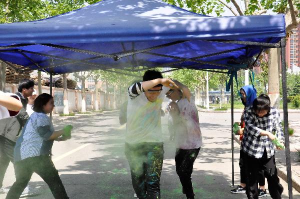 奔跑选手们经过彩色站 奔跑选手们经过彩色站